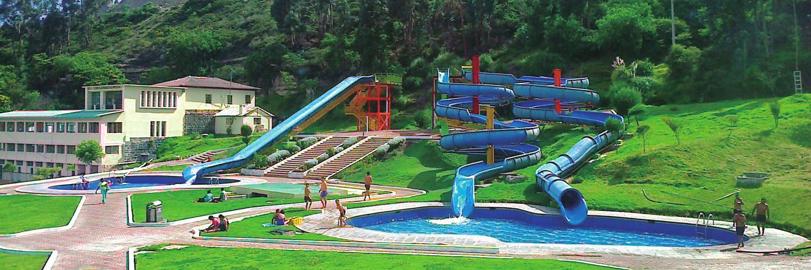Balneario con toboganes y piscinas en Guano