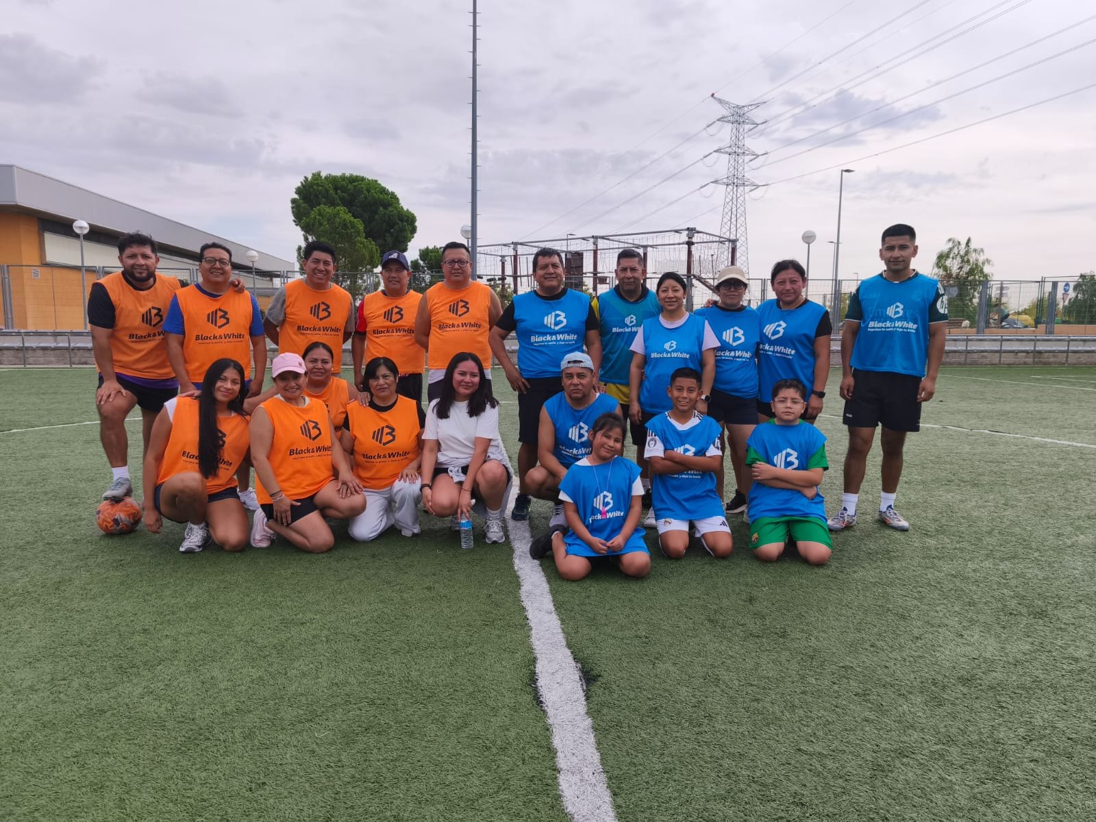 Socios, familias y niños en el campo de la Dehesa Boyal