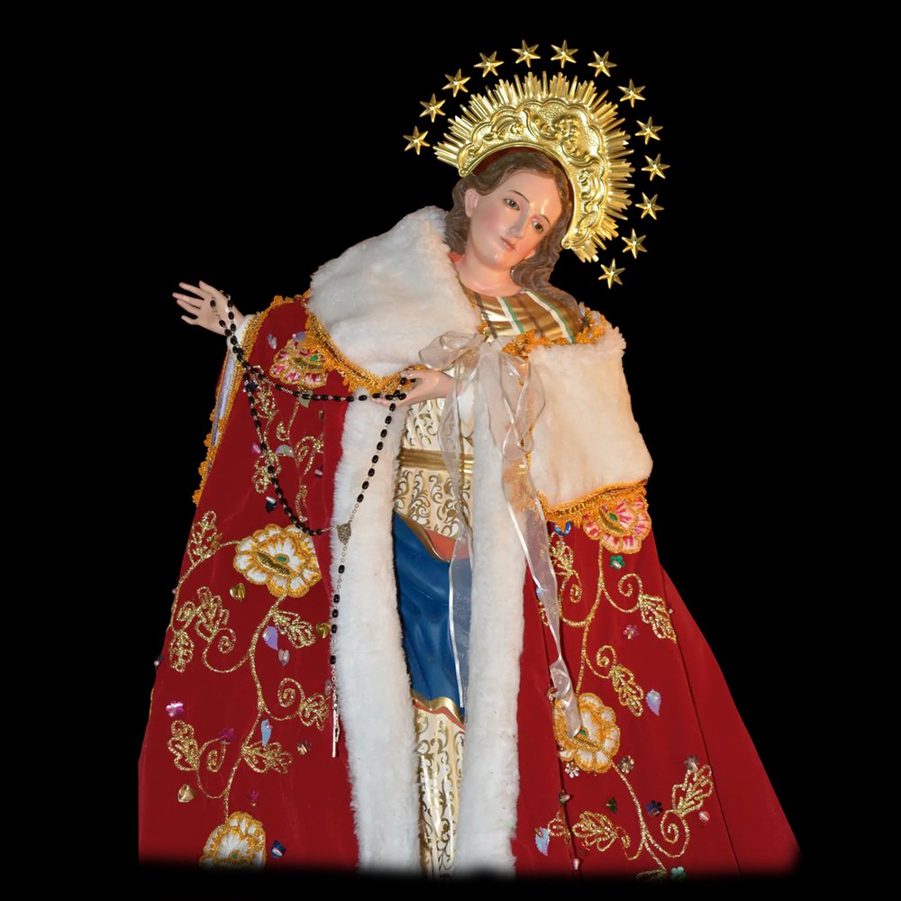 Imagen de la Virgen con manto rojo y blanco